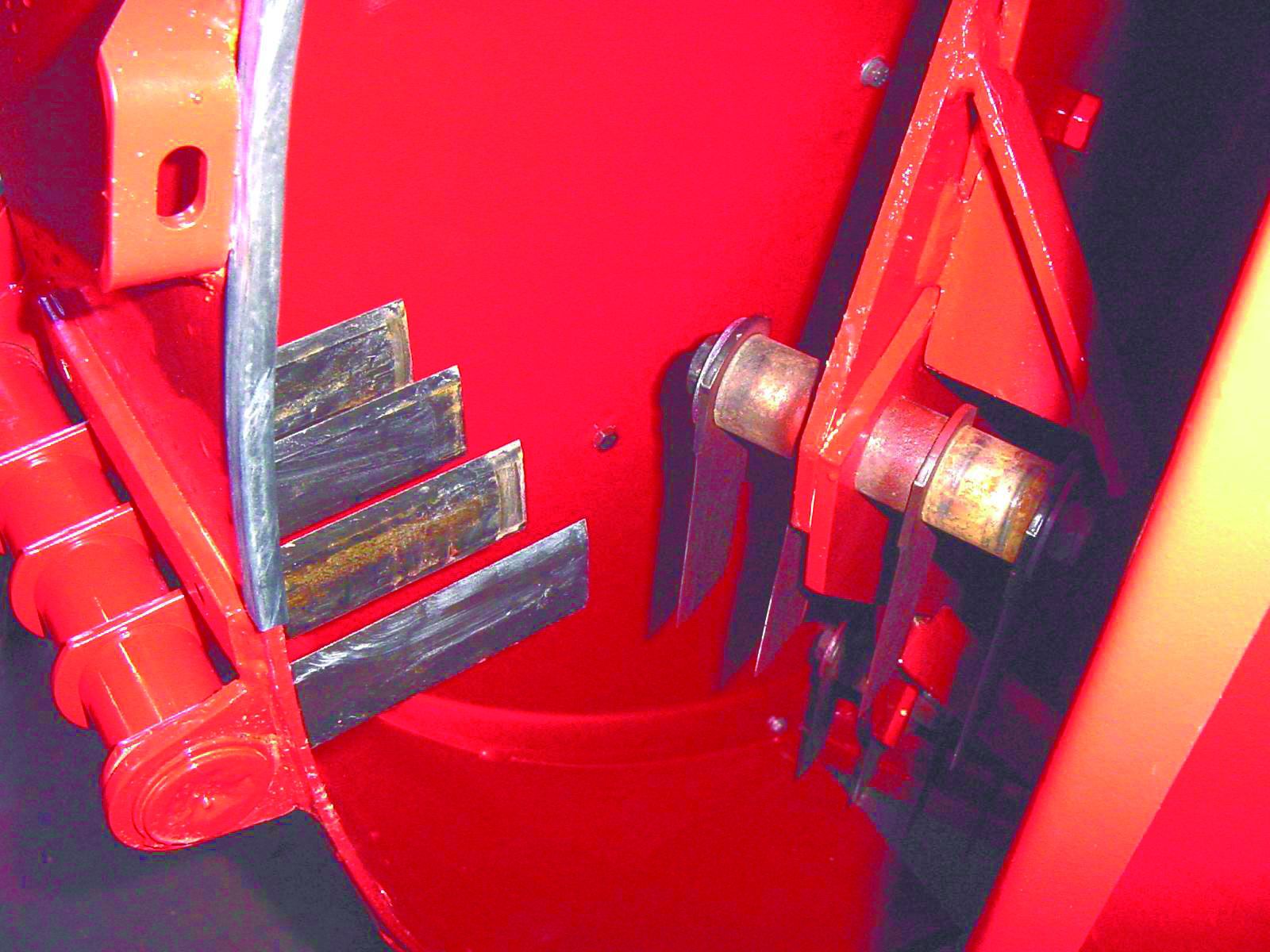 Kit trinciapaglia composto da 32 coltelli mobili (4 al posto di ogni pala) e 4 contra - coltelli inseribili esternamente (Optional).