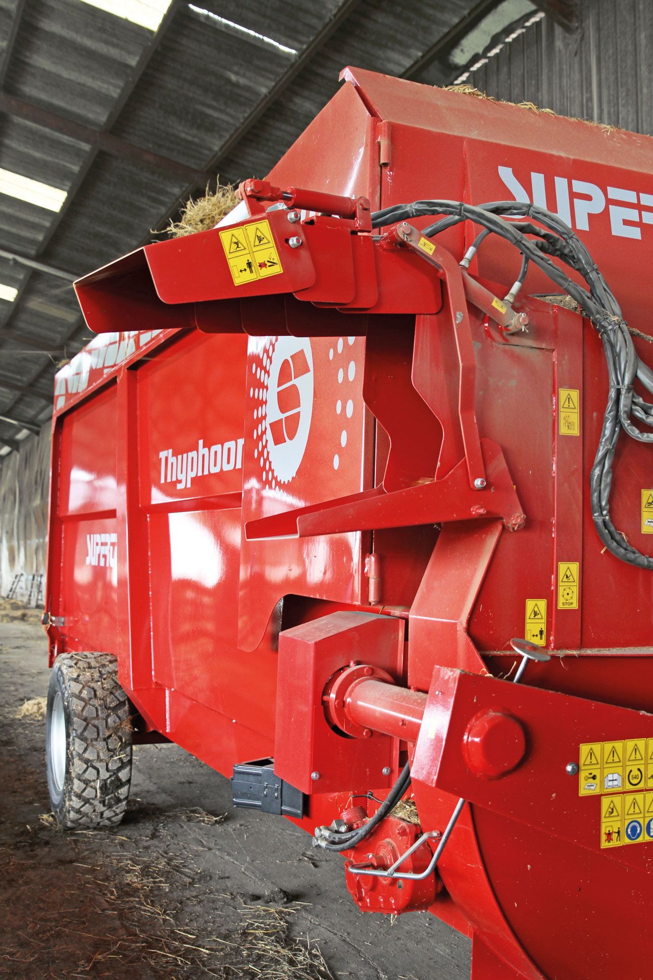 Coltello regolabile uscita scarico di serie. Orientazione 45° avanti + 45° dietro dello scarico di serie (Optional). Orientazione idraulica della caschetta (Optional).