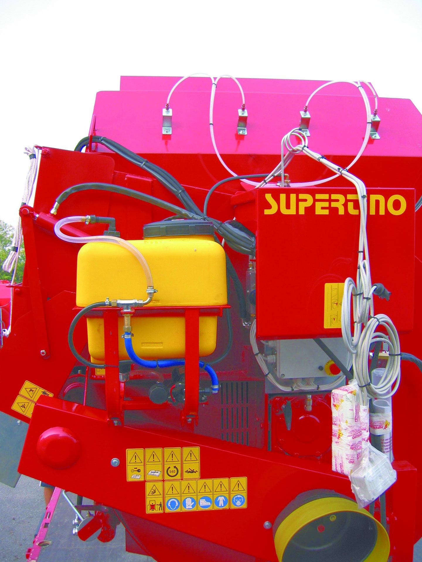 Il kit antipolvere per l’abbattimento polvere è composto da un serbatoio da 50 lt  e da 4 nebulizzatori sopra al rotore (Optional).