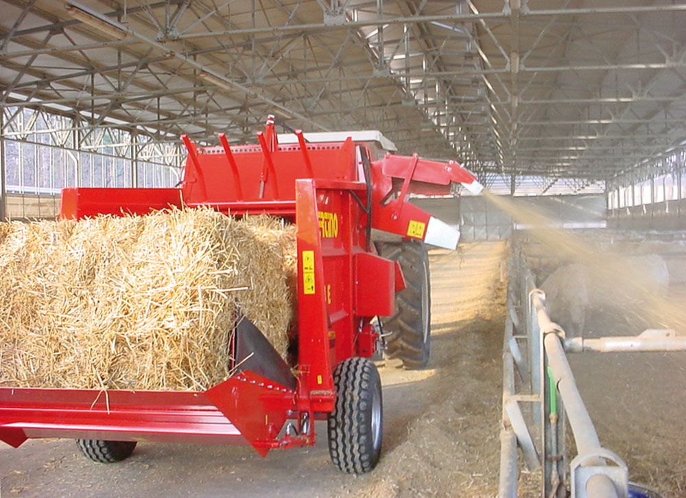 Standard exhaust on the right, with hydraulic adjustment and adjustable knife.