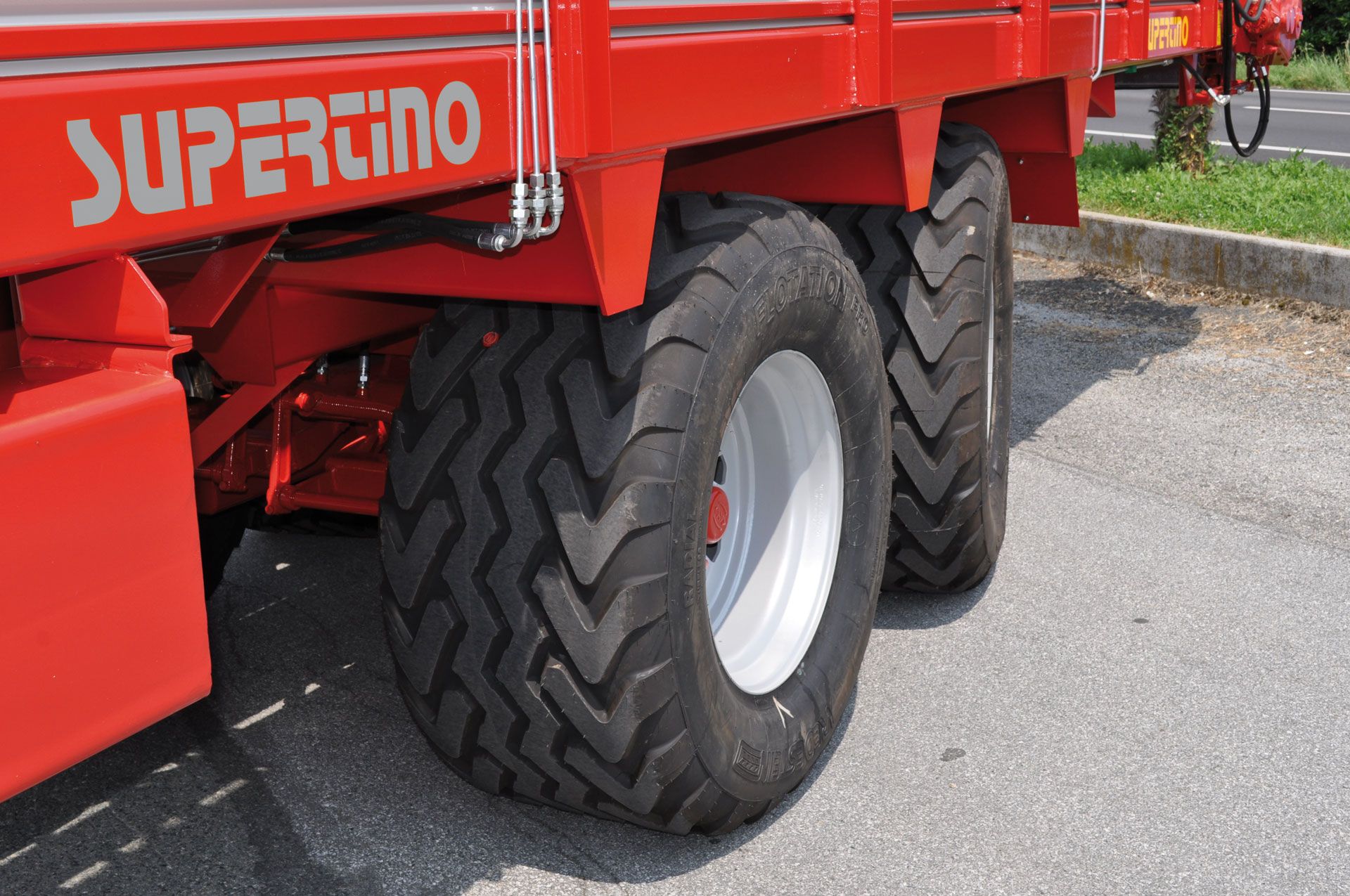 Dual-axle rocker arm with rear axle steering