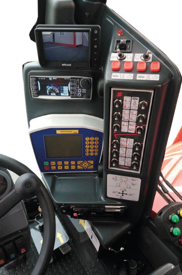 Vista del posto di guida:  marcia avanti a pedale leva singola per i comandi principali.